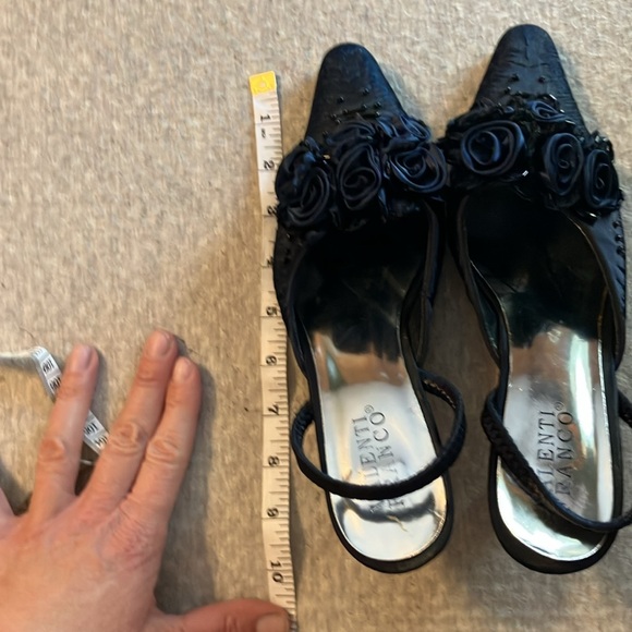 Navy pointed toe shoes. Flowers & beads design. - Picture 10 of 11